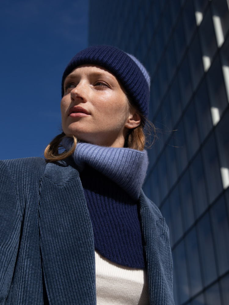 Col KOON 100% cachemire 6 fils couleur deep dye bleu. Boutique Mademoiselle Louise - Melle Louise.