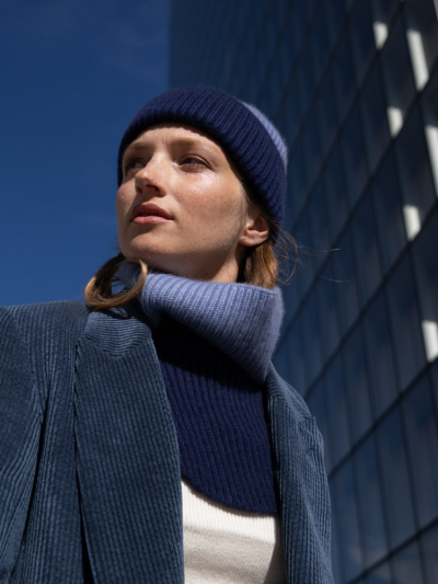 Col KOON 100% cachemire 6 fils couleur deep dye bleu. Boutique Mademoiselle Louise - Melle Louise.