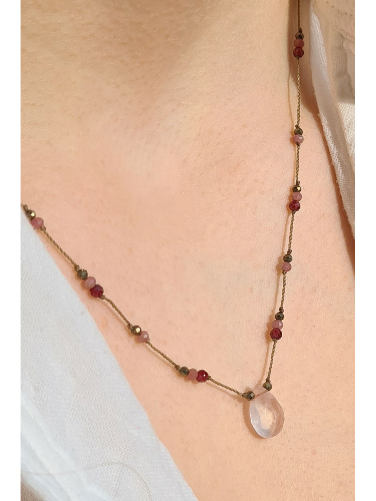 Collier DROP quartz rose Rakhi me. Collier ajustable orné d’une délicate goutte facettée de quartz rose. Mademoiselle Louise.