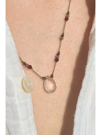 Collier DROP quartz rose Rakhi me. Collier ajustable orné d’une délicate goutte facettée de quartz rose. Mademoiselle Louise.
