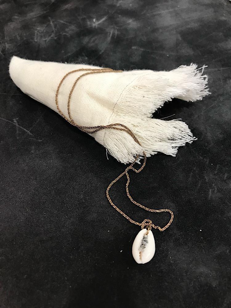 Collier plaqué or Cauri Diamant
Diamants bruts, cauri, fil or 18 ct.