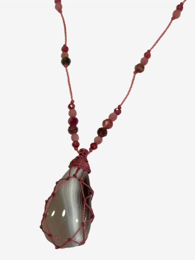 Petit talisman Rakhi me gris en pierres semi précieuses et d'une pierre agate grise. Melle Louise. 2