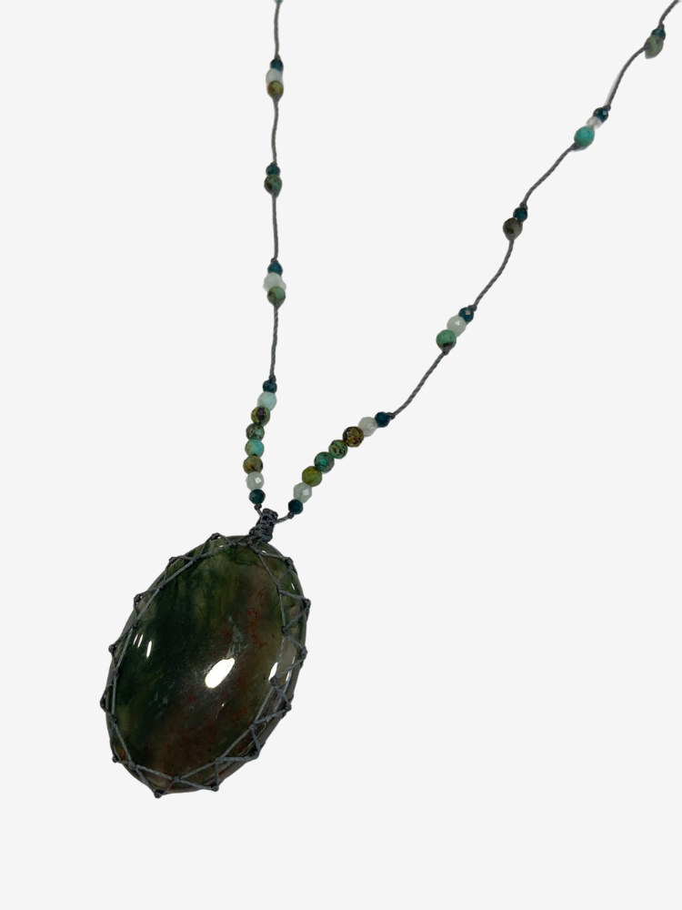 Grand talisman Rakhi me orné d'un cabochon d'agate mousse.