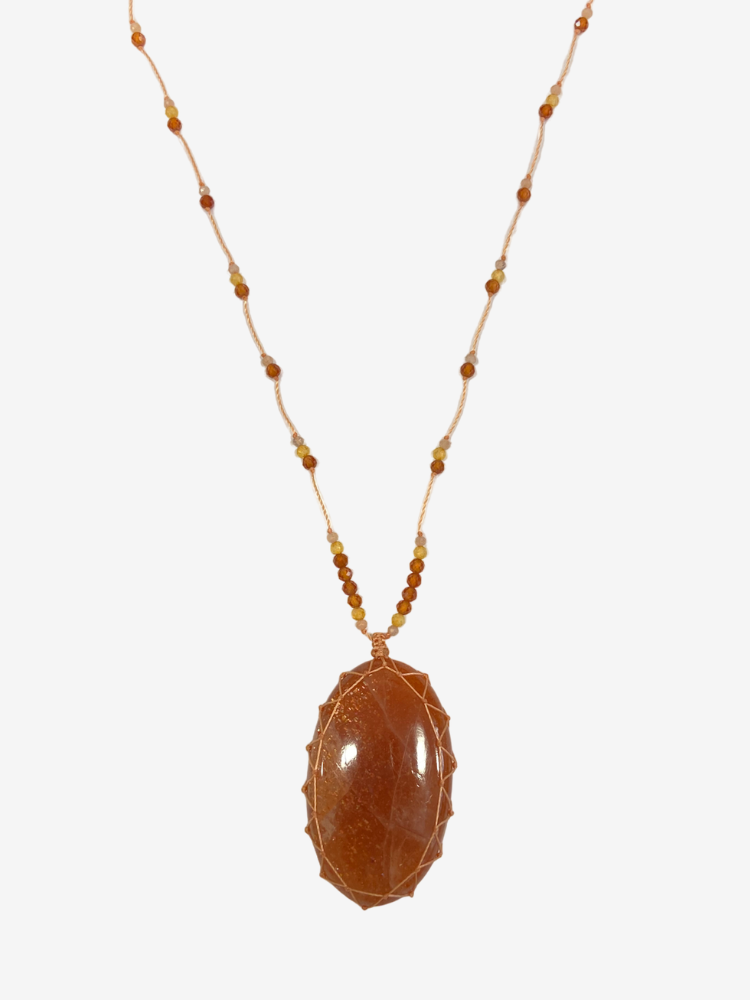Collier Rakhi me composé de pierre citrine spessartite et pierre de lune pêche orné d'un cabochon de pierre de soleil.