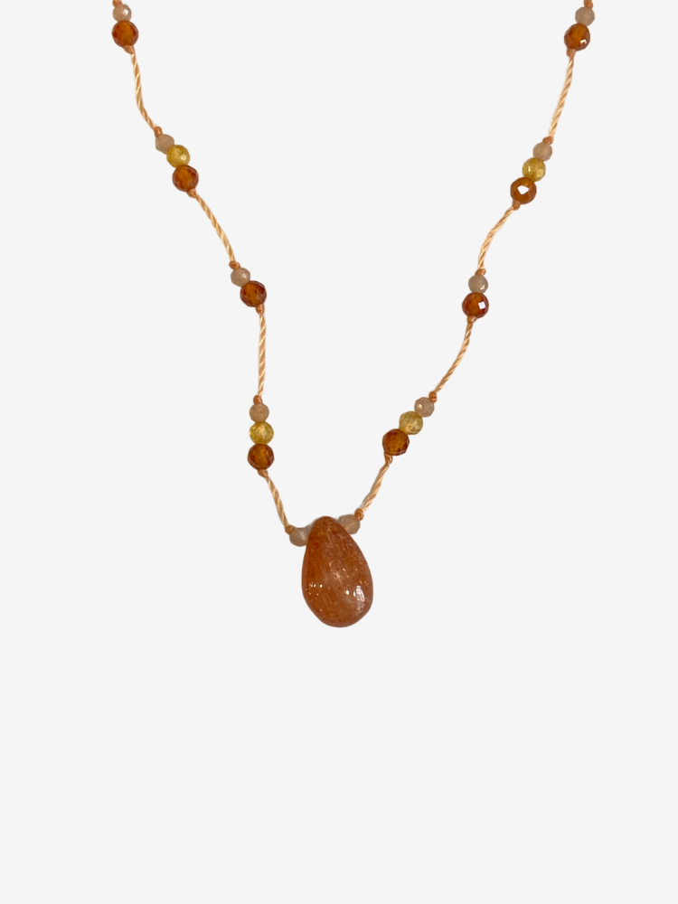Collier Rakhi Me Pierre de soleil. Drop , goutte facettée de pierre de soleil. Mademoiselle Louise - Melle Louise.