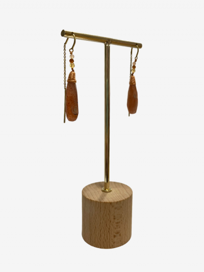 Boucles d'oreilles Rakhi me pendantes en forme de gouttes qui sont en pierre de soleil. Melle Louise.