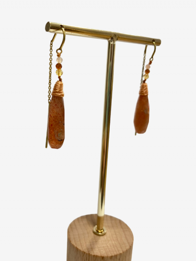 Boucles d'oreilles Rakhi me pendantes en forme de gouttes qui sont en pierre de soleil. Melle Louise.