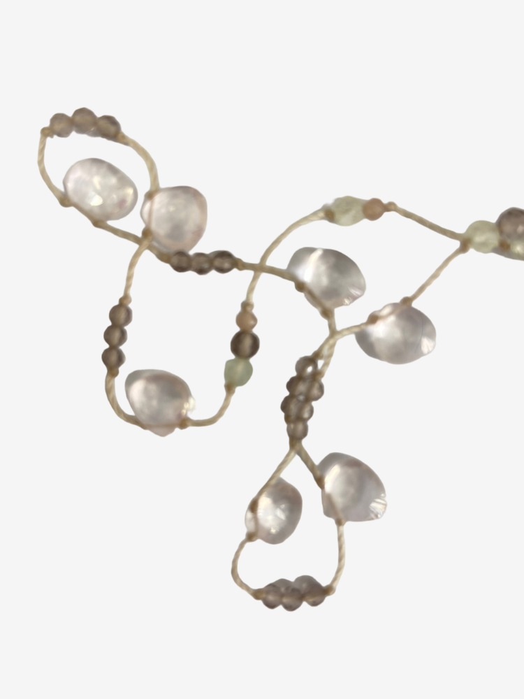 Collier Rakhi me ajustable orné de délicates gouttes facettées de quartz rose en forme de coeur. Melle Louise.