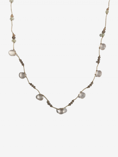 Collier Rakhi me ajustable orné de délicates gouttes facettées de quartz rose en forme de coeur. Melle Louise.