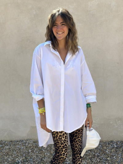 Chemise longue blanche coupe oversize. Boutique Mademoiselle Louise.