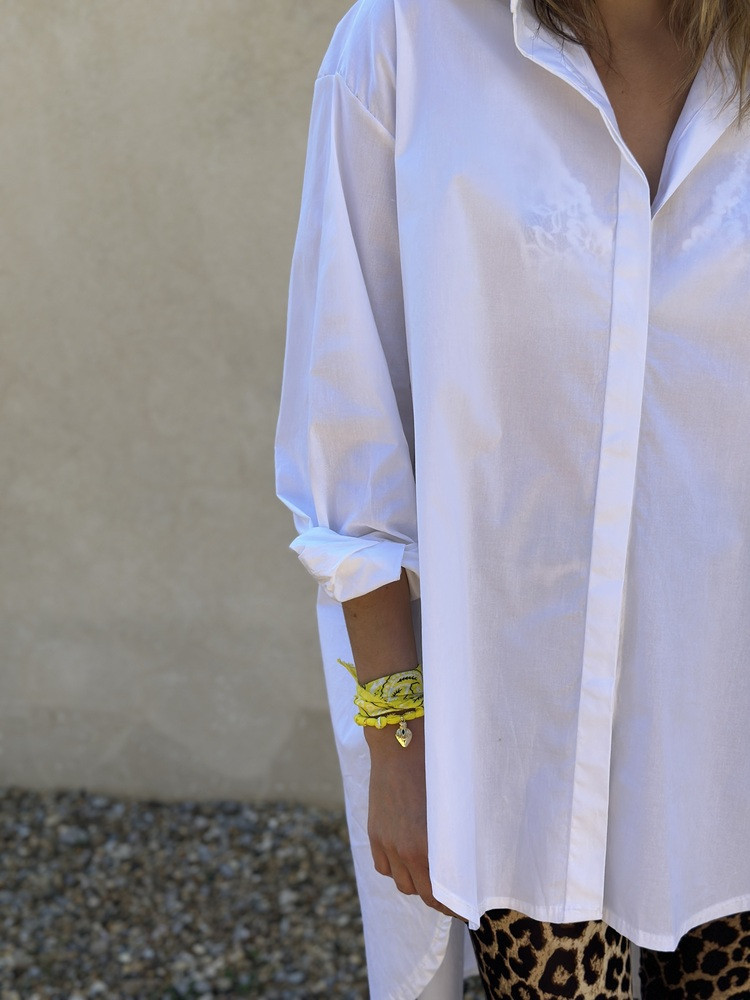 Chemise longue blanche coupe oversize. Boutique Mademoiselle Louise.