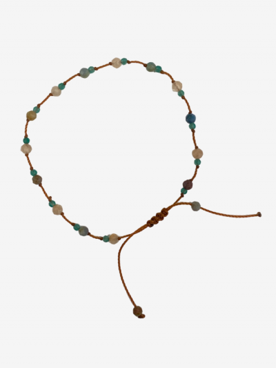 Bracelet rakhi me  montés à la main sur fils de soie et nylon. Différentes pierres onyx vert rubis et pierre de soleil. 2