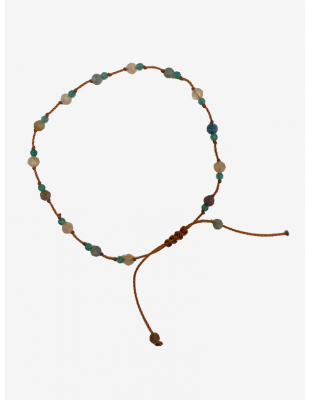 Bracelet rakhi me  montés à la main sur fils de soie et nylon. Différentes pierres onyx vert rubis et pierre de soleil.