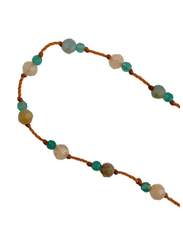 Bracelet rakhi me  montés à la main sur fils de soie et nylon. Différentes pierres onyx vert rubis et pierre de soleil.