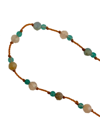 Bracelet rakhi me  montés à la main sur fils de soie et nylon. Différentes pierres onyx vert rubis et pierre de soleil.