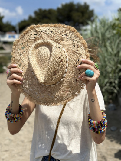 Chapeau de paille ajustable à l'intérieur avec une ligne de carry tout autour. Melle Louise.