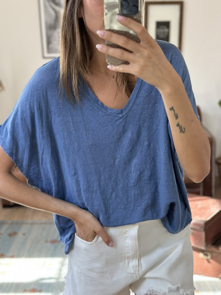 T-shirt LIVIO bleu jean col v en lin. Boutique Mademoiselle Louise.