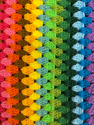 Petite pochette en crochet multicolore pour le téléphone et sa bandoulière réglable avec un noeud. Melle Louise.
