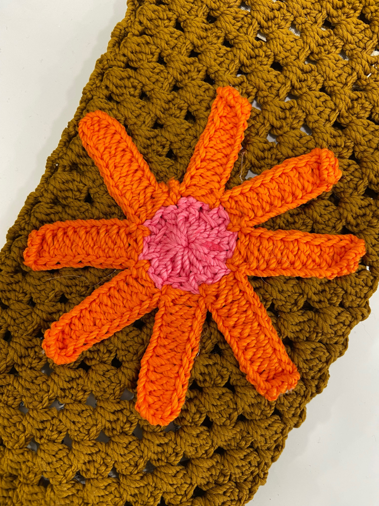 Petite pochette en crochet pour le téléphone ou autres petits accessoires Imprimé marguerite. Melle Louise.