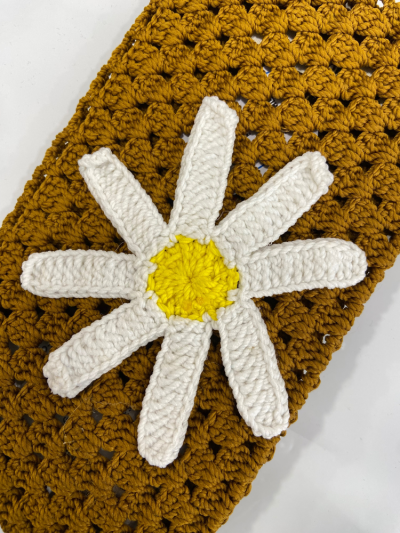 Petite pochette en crochet pour le téléphone ou autres petits accessoires Imprimé marguerite. Melle Louise.
