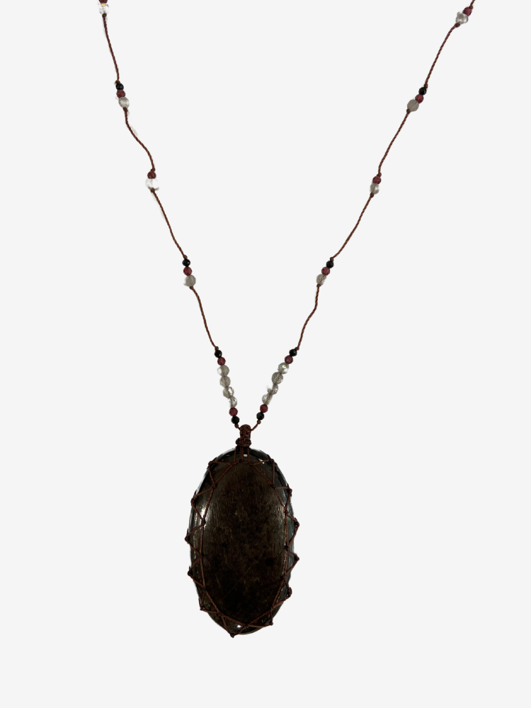 Le grand talisman Laz Hyperstène est composé de plusieurs pierres : grenat, labradorite et onyx noir