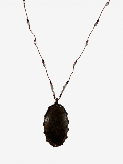 Le grand talisman Laz Hyperstène est composé de plusieurs pierres : grenat, labradorite et onyx noir