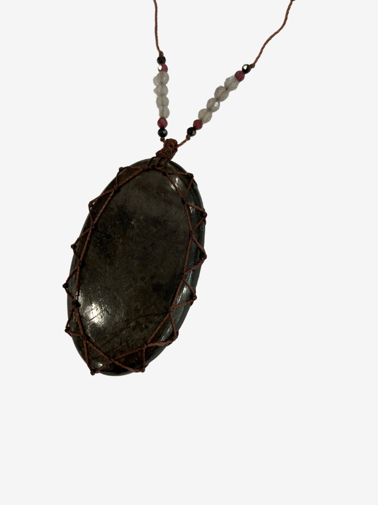 Le grand talisman Laz Hyperstène est composé de plusieurs pierres : grenat, labradorite et onyx noir