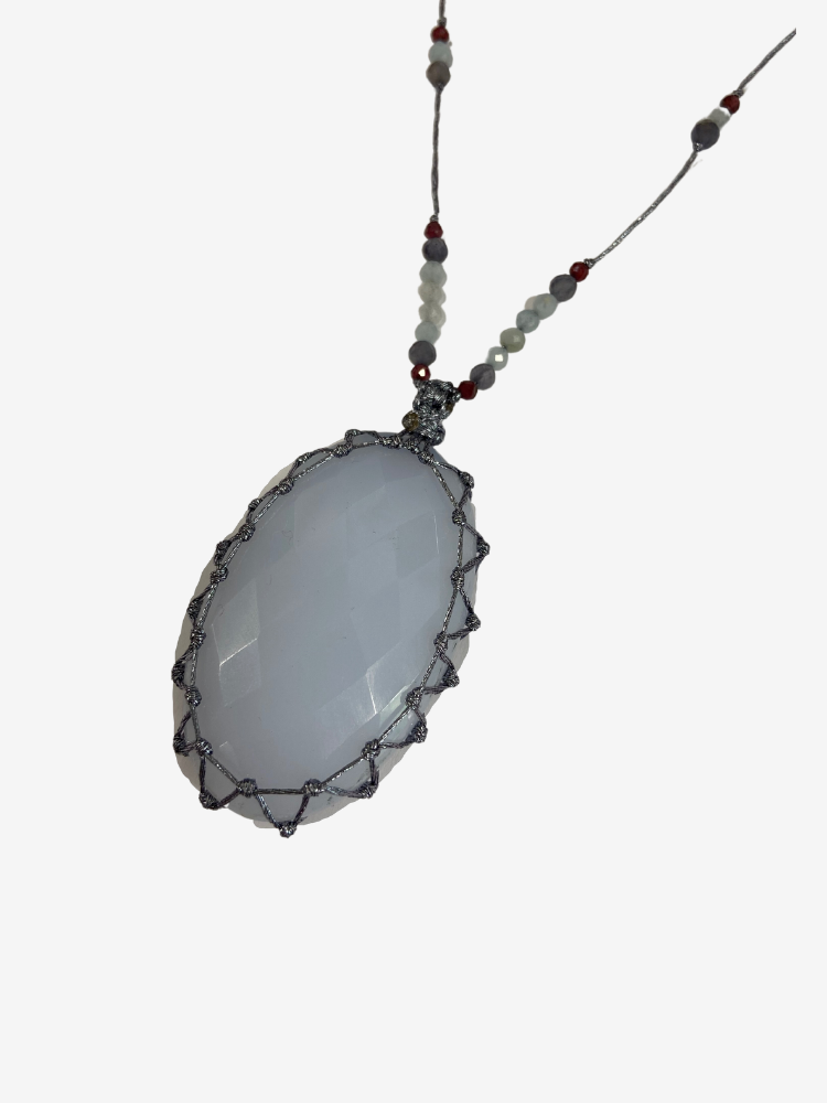 Collier Rakhi me Grand talisman lucie metalic Calcédoine composé de pierres : zircon violet, iolite et calcédoine.