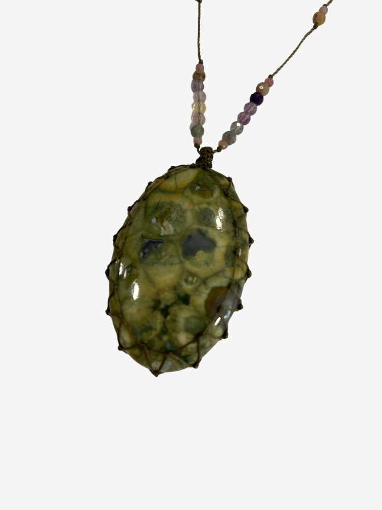 Grand Talisman Raph agate tubulaire Rakhi Me composé de plusieurs pierres : saphir multicolores, quartz fumé et tourmaline rose