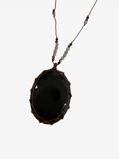 Grand Talisman Laz Onyx Noir Rakhi me composé de différentes pierres.
