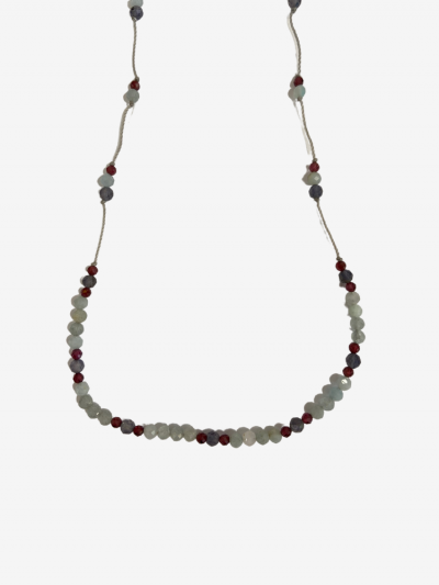 Collier line rakhi me composé de différentes pierres: calcédoine, iolite et zircon violet sur des fils de couleurs gris perle.