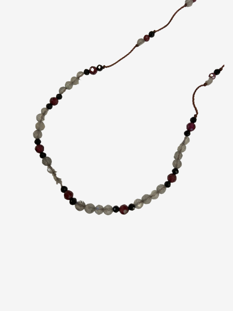 Collier Rakhi me line Laz composé de différentes pierres : Grenat, labradorite et onyx noir
