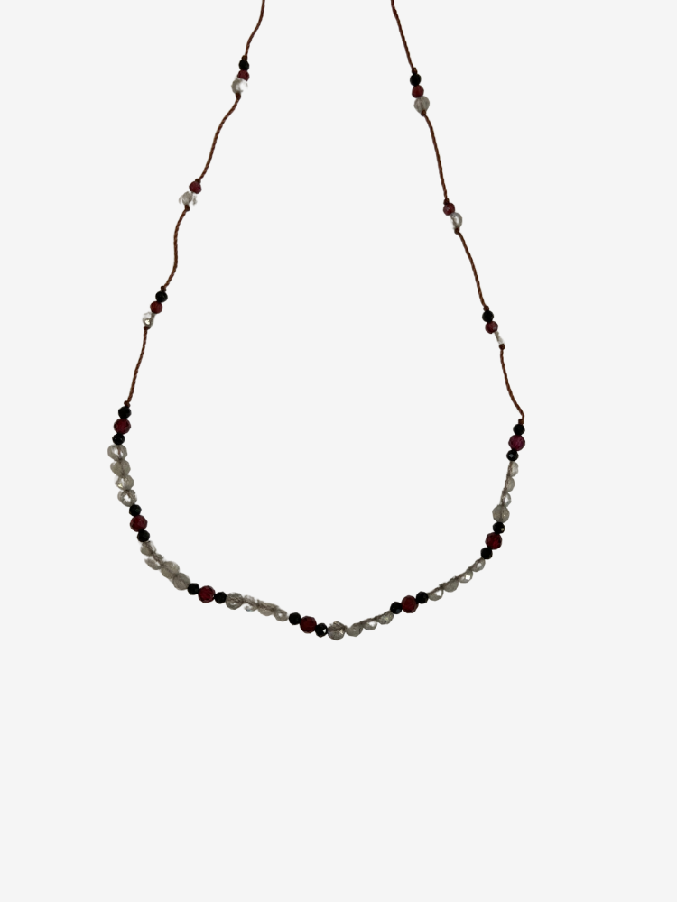 Collier Rakhi me line Laz composé de différentes pierres : Grenat, labradorite et onyx noir