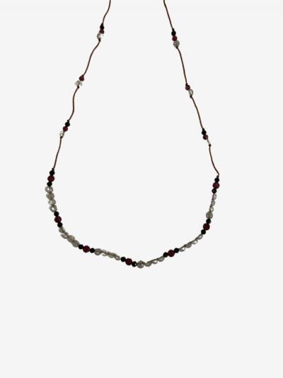 Collier Rakhi me line Laz composé de différentes pierres : Grenat, labradorite et onyx noir