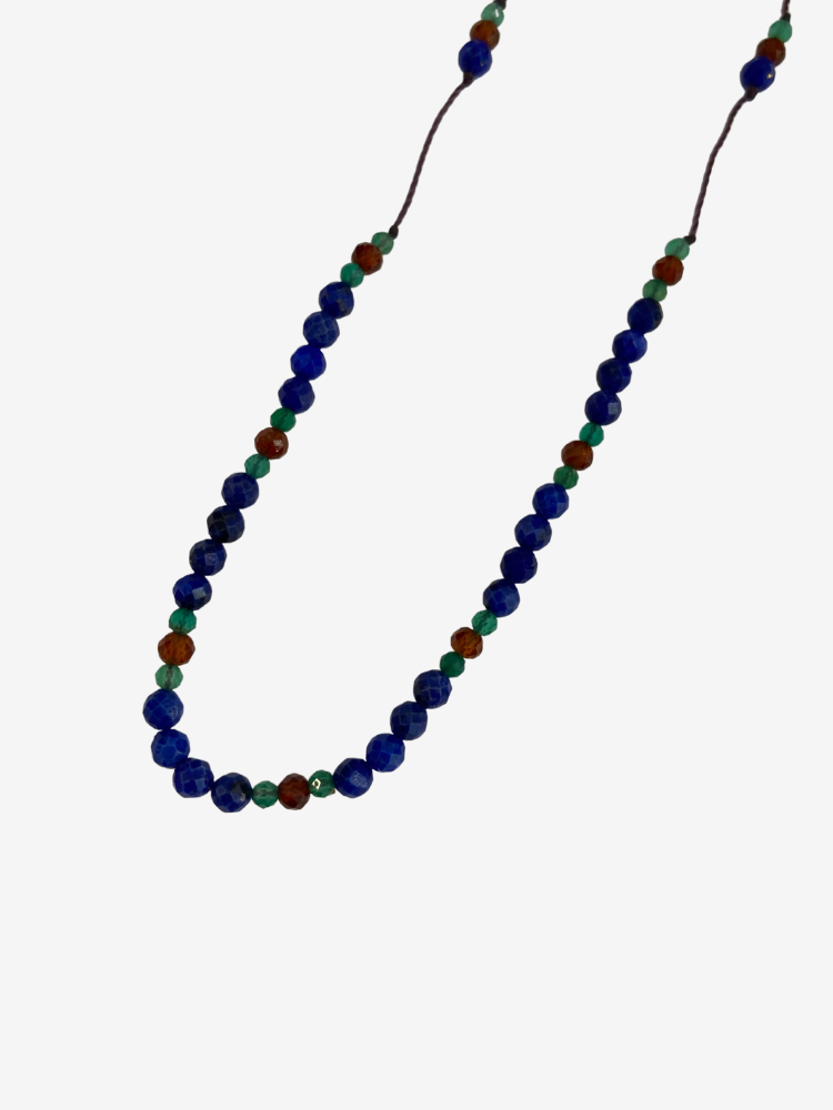 Collier Line Rakhi me Guss composé de différentes pierres : lapis lazuli, spessartite et onyx vert