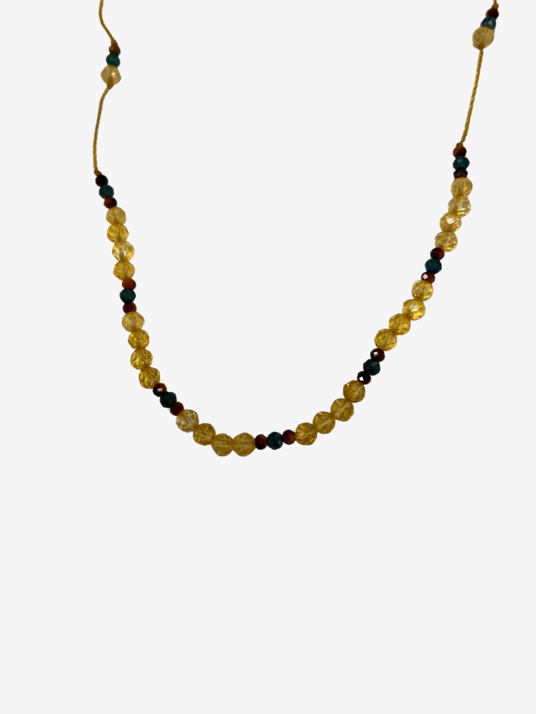 Collier line BERYL composé de différentes pierres: citrine, oeil de tigre rouge et zircon bleu. Rakhi me