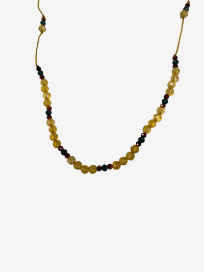 Collier line BERYL composé de différentes pierres: citrine, oeil de tigre rouge et zircon bleu. Rakhi me