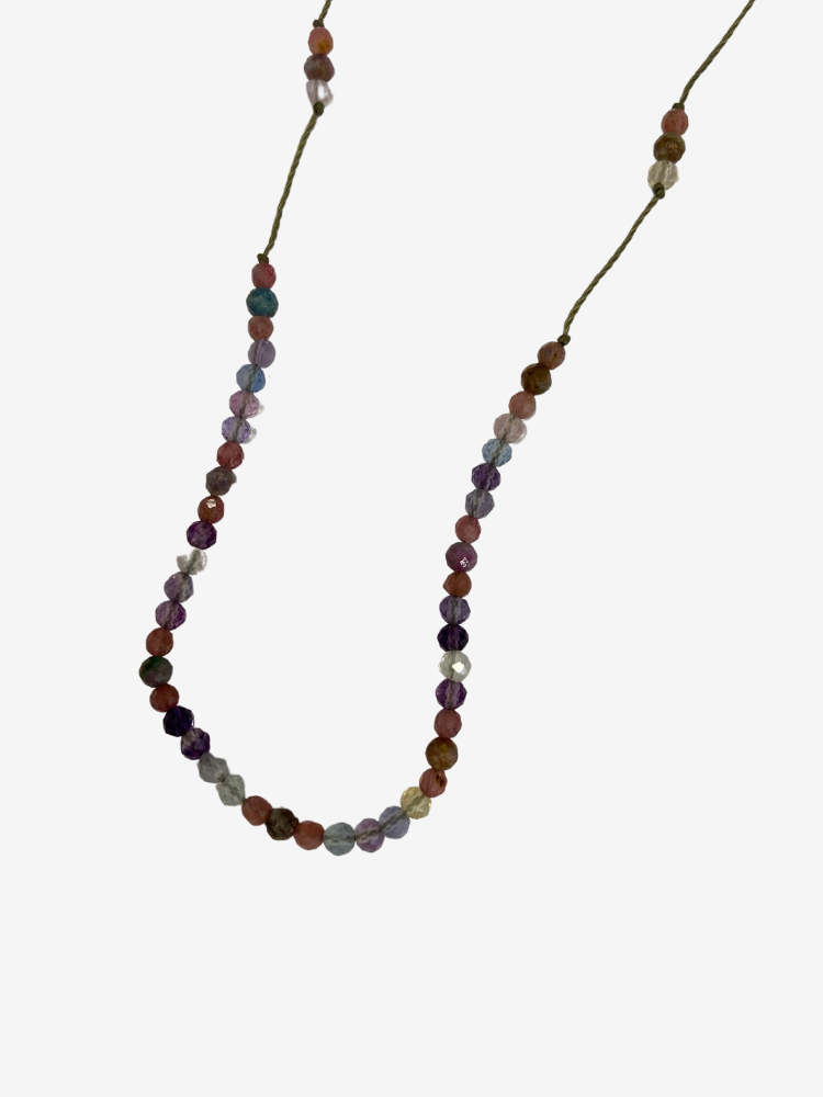 Collier Line Raph composé de différentes pierres : tourmaline rose, quartz fumé et saphirs multicolores