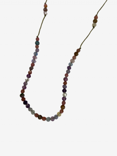 Collier Line Raph composé de différentes pierres : tourmaline rose, quartz fumé et saphirs multicolores