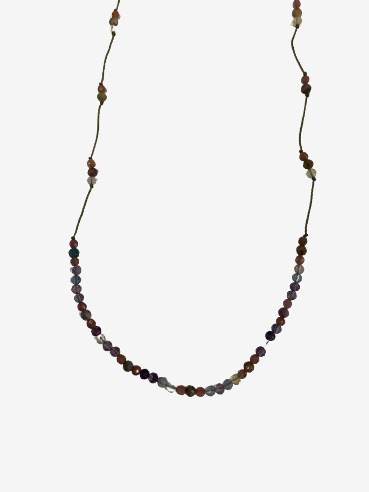 Collier Line Raph composé de différentes pierres : tourmaline rose, quartz fumé et saphirs multicolores