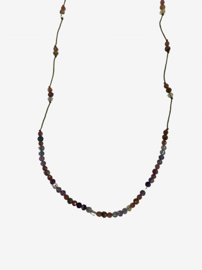 Collier Line Raph composé de différentes pierres : tourmaline rose, quartz fumé et saphirs multicolores