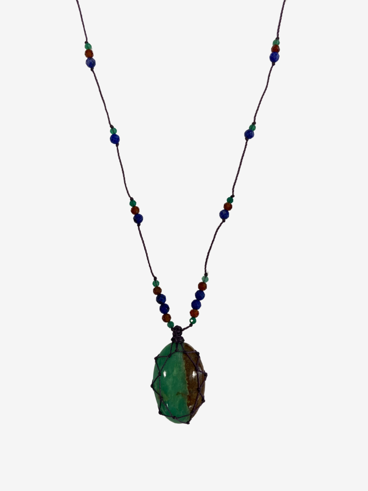 La pierre chrysoprase a des grandes vertus en ce qui concerne la compassion et la douceur. Rakhi me