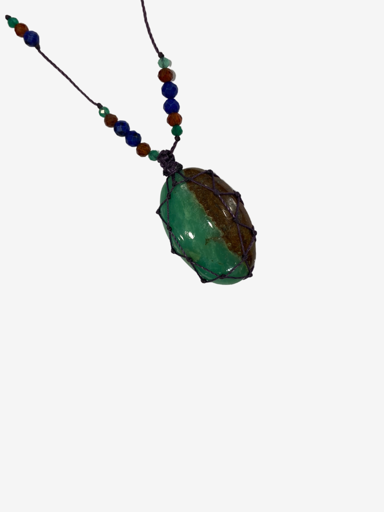 La pierre chrysoprase a des grandes vertus en ce qui concerne la compassion et la douceur. Rakhi me