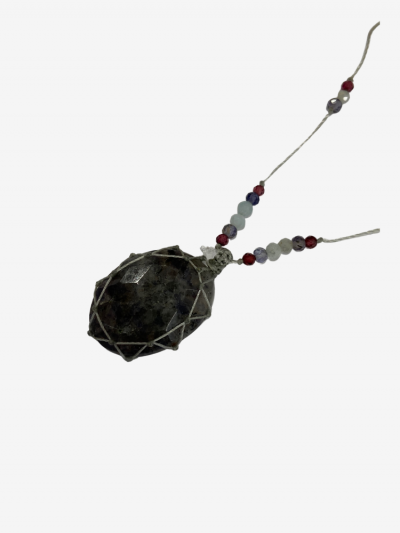 Petit talisman Rakhi me LUCIE iolite. Mademoiselle Louise