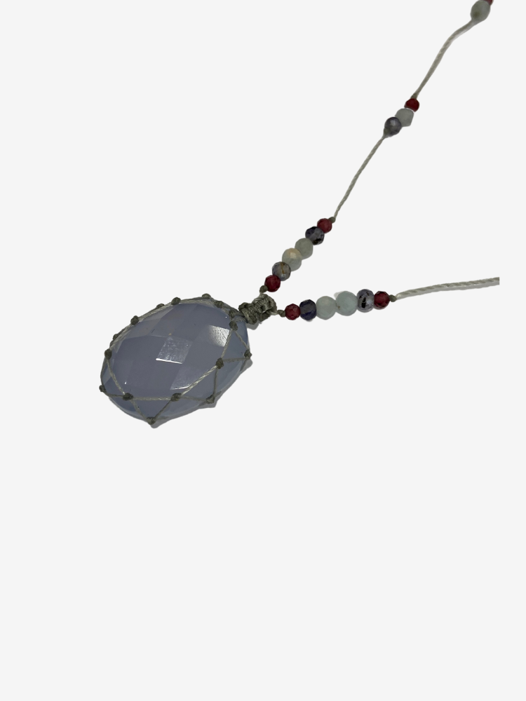 Petit talisman composé de pierre calcédoine, zircon violet, iolite. Rakhi me