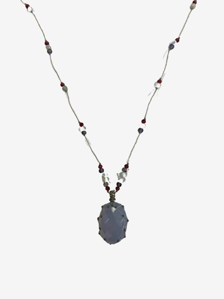 Petit talisman composé de pierre calcédoine, zircon violet, iolite. Rakhi me