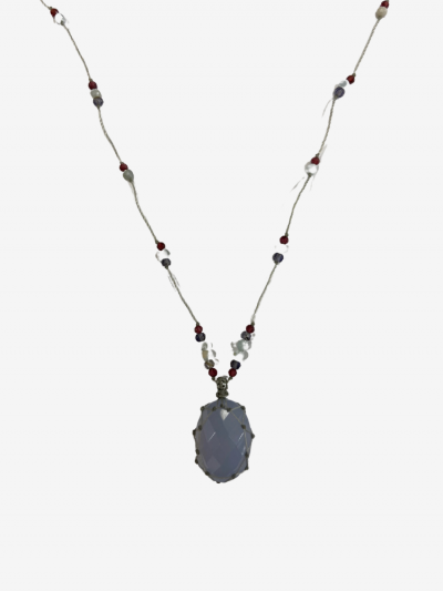 Petit talisman composé de pierre calcédoine, zircon violet, iolite. Rakhi me