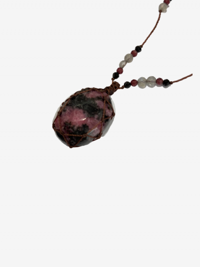 Petit Talisman Rakhi Me laz Rhodonite composé de pierre de grenat, labradorite et onyx noir.