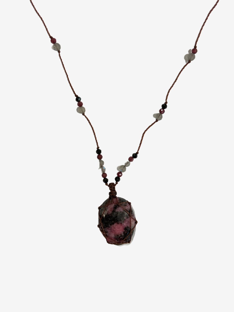 Petit Talisman Rakhi Me laz Rhodonite composé de pierre de grenat, labradorite et onyx noir.