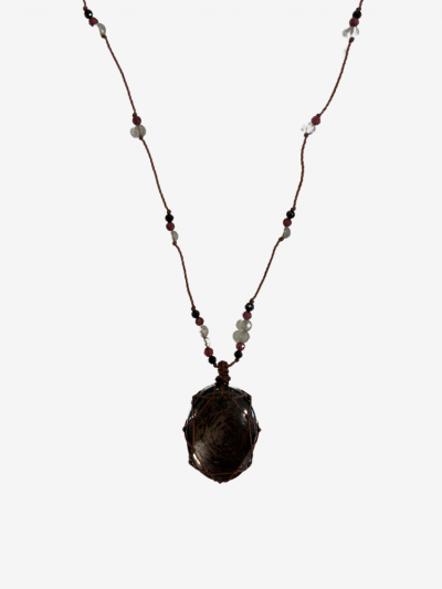 Rakhi Me Petit Talisman Laz Hyperstène composé de plusieurs pierres.